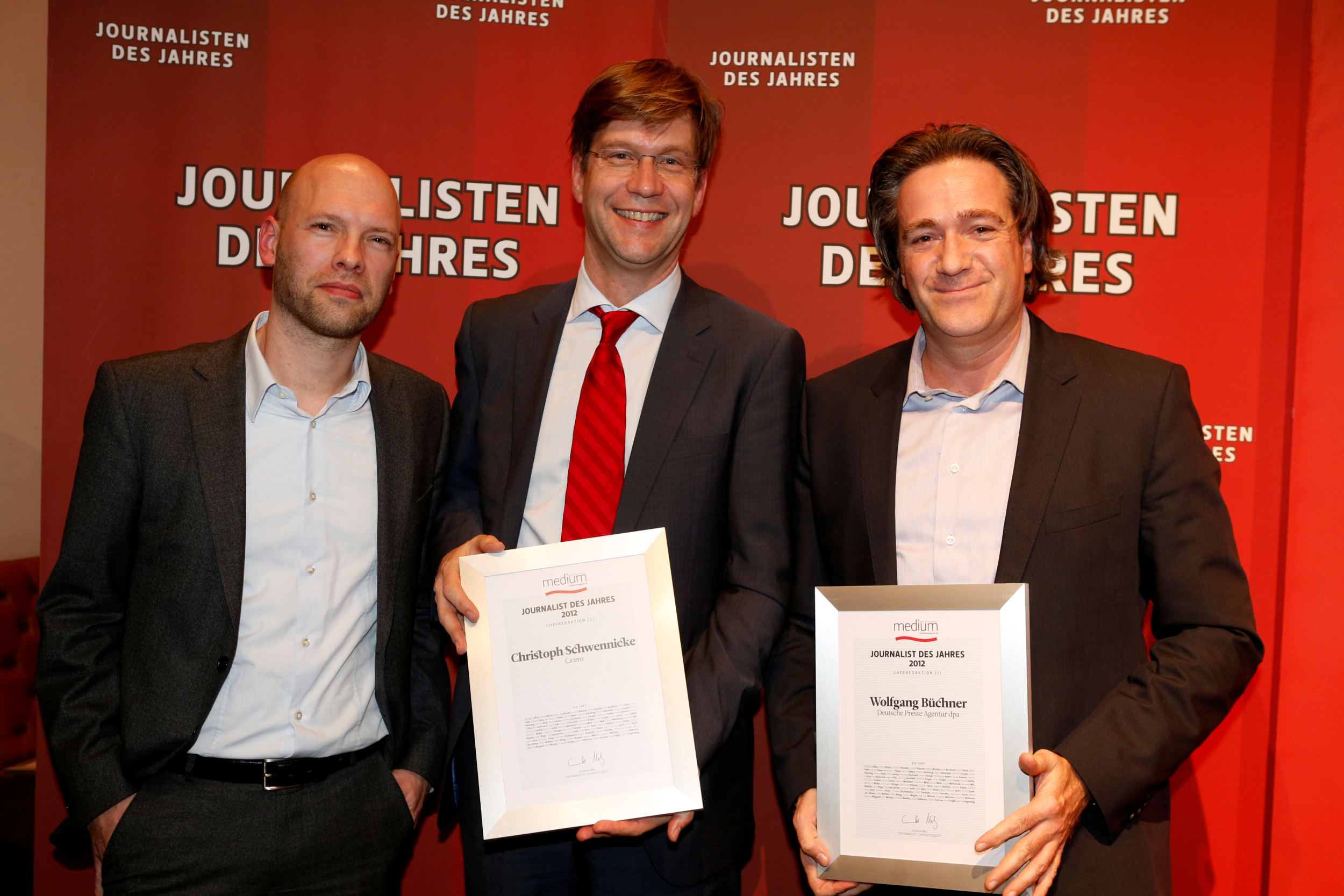 Wolfgang Büchner (dpa) vrnl., Chefredakteur des Jahres 2012 mit Christoph Schwennicke von Cicero (2. Platz) und Laudator Christian Meier (meedia.de)