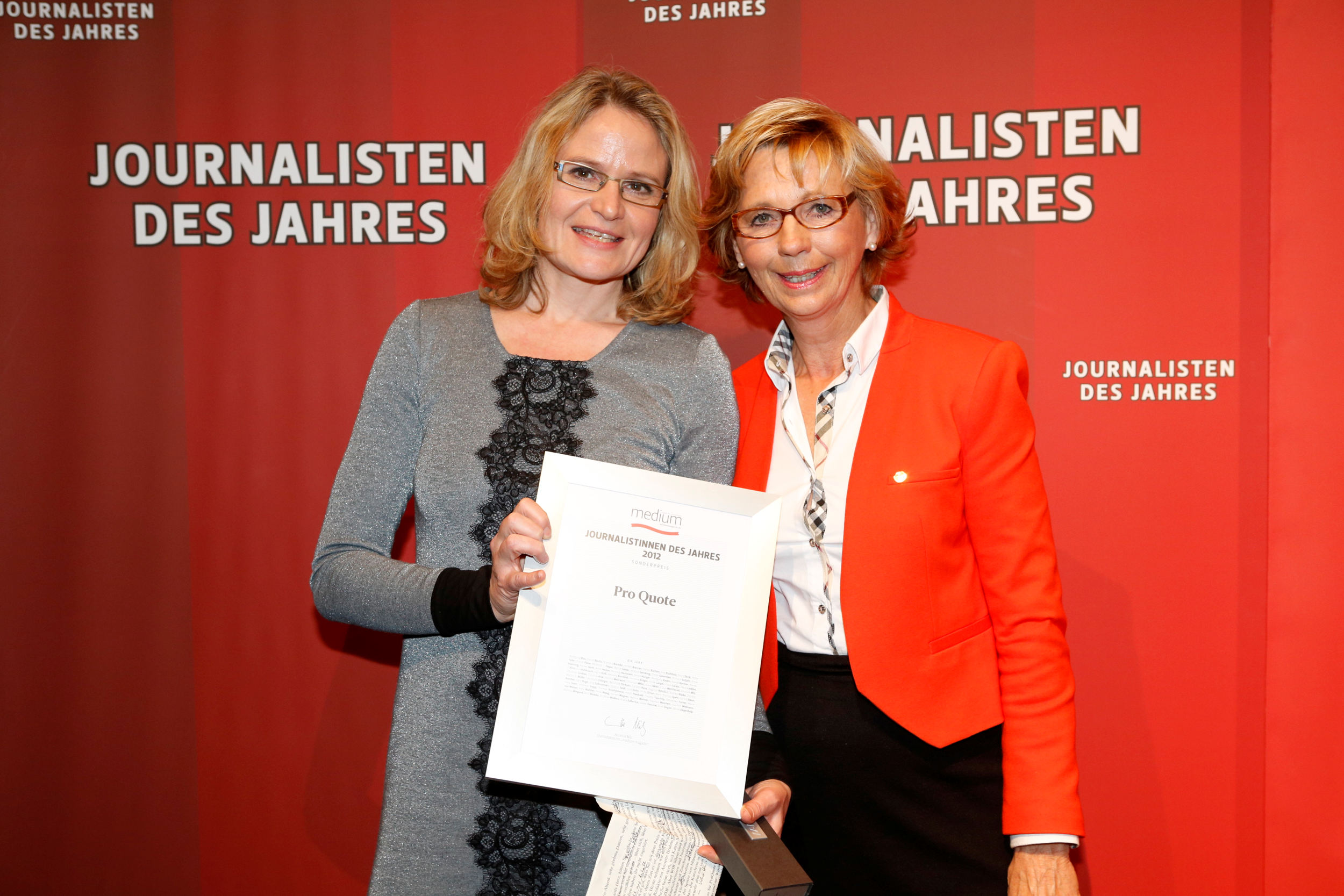 Maria von Welser ehrt Annette Bruhns stellvertretend für die Journalistinnen-Initiative ProQuote mit dem Sonderpreis 2012