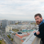 Kai Diekmann auf dem Dach der Axel Springer AG - über sich nur noch den Himmel von Berlin 