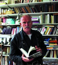 Günter Wallraff, ohne Verkleidung, in seiner Bibliothek in Köln. Foto: R.Scheidemann