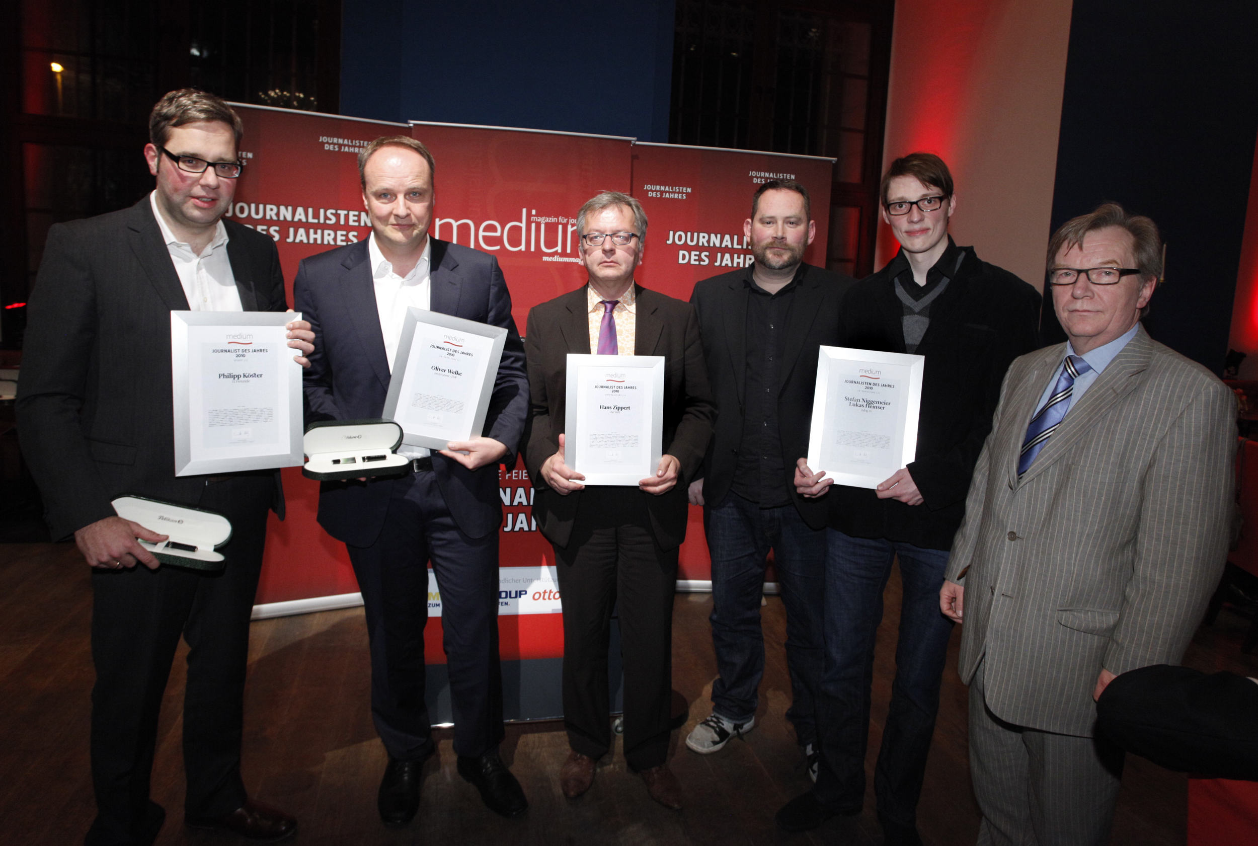 DEU, Berlin, 7.02.2011, medium magazin, Preisverleihung an die "Journalisten des Jahres 2010", Cafe im Zeughaus im Deutschen Historischen Museum, Philipp Koester ("11 Freunde", 1. Platz - Sport), Oliver Welke (" ZDF Heute Show", 1. Platz - Unterhaltung), Hans Zippert ("Die Welt", 2. Platz - Unterhaltung), Stefan Niggemeier  ("oslog.tv", 3. Platz - Unterhaltung), Lukas Heinser (oslog.tv, 3. Platz - Unterhaltung), Bernd Gaebler (Publizist)
[ (c) Wolfgang Borrs, Wiener Str. 11, D-10999 B e r l i n, Mobile +49.171.5332491, www.borrs.de, mail@borrs.de; ]