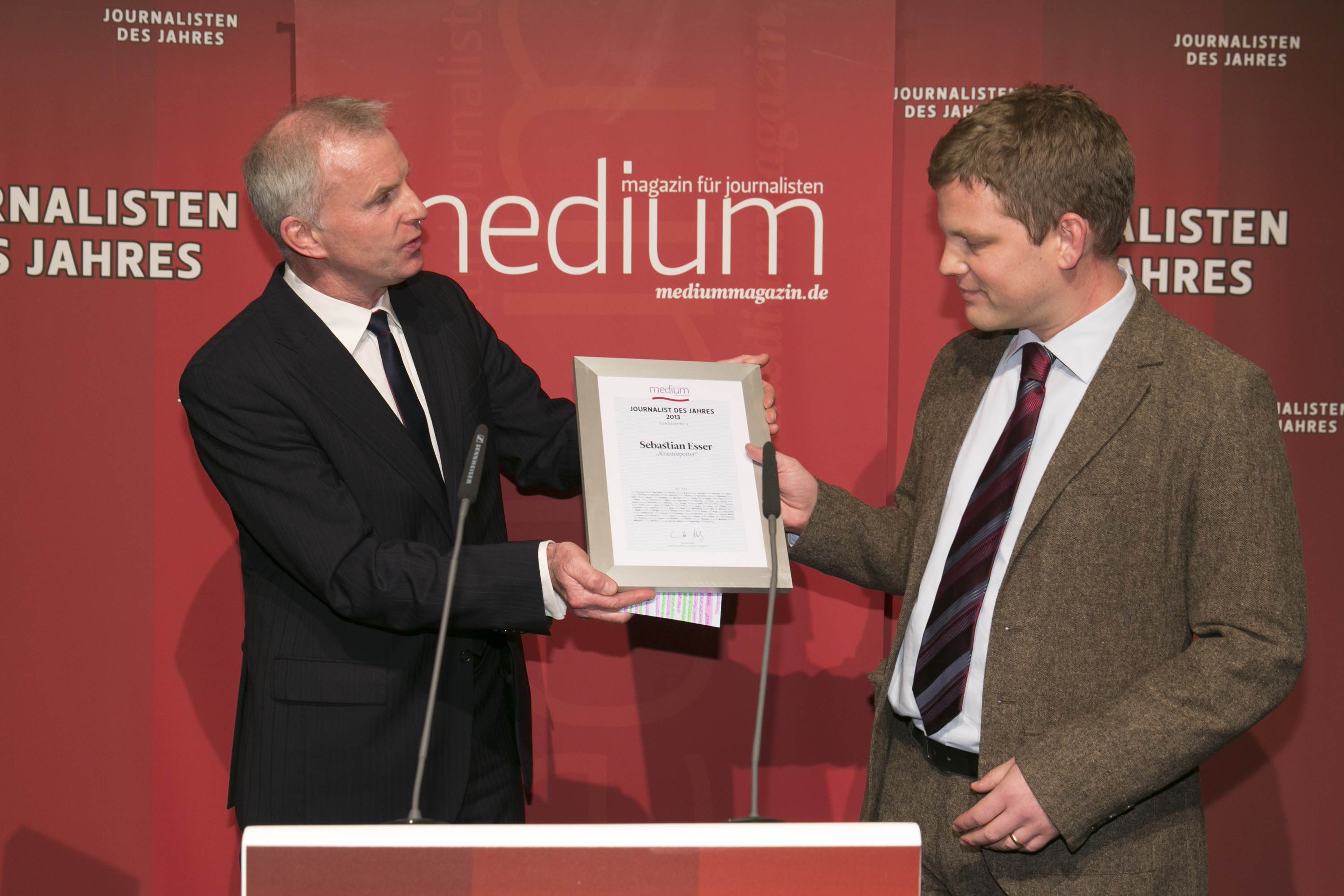 DEU, Berlin, 03.02.2014, medium magazin, Feier und Preisverleihung an die "Journalisten des Jahres 2013", Cafe im Zeughaus im Deutschen Historischen Museum, v.l.: A. Stopp (Laudator), Sebastian Esser (Krautreporter, Sonderpreis), 

[ (c) Wolfgang Borrs, Wiener Str. 11, D-10999 B e r l i n, Mobile +49.171.5332491, www.borrs.de, mail@borrs.de; ]