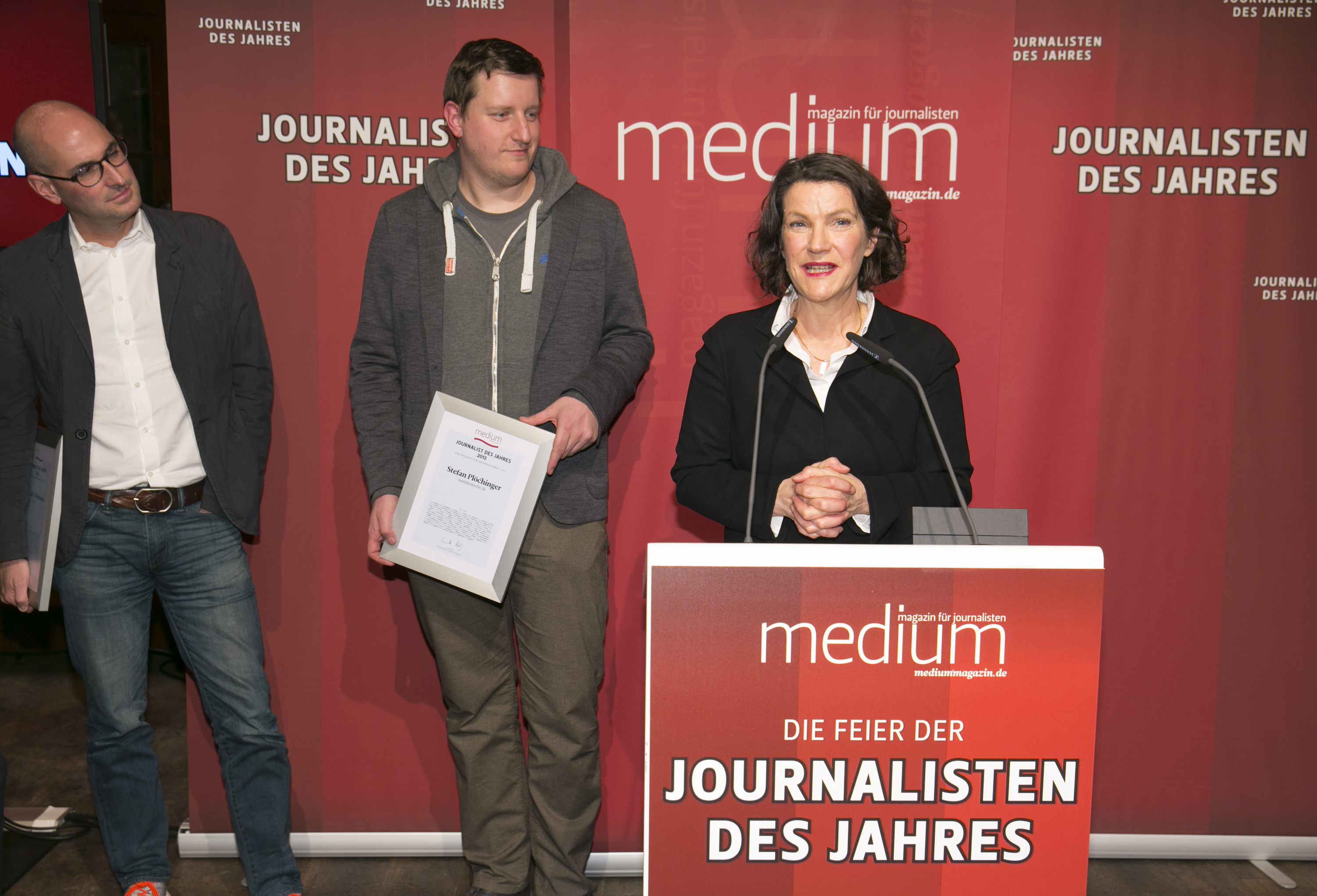 DEU, Berlin, 03.02.2014, medium magazin, Feier und Preisverleihung an die "Journalisten des Jahres 2013", Cafe im Zeughaus im Deutschen Historischen Museum, v.l.: Dominik Wichmann  (Stern, Chefredaktion Ueberregional 2.), Stefan Ploechinger (sueddeutsche.de, Chefredaktion Ueberregional 3.), Gabriele Fischer (Brand eins, Chefredaktion Ueberregional 1.), 

[ (c) Wolfgang Borrs, Wiener Str. 11, D-10999 B e r l i n, Mobile +49.171.5332491, www.borrs.de, mail@borrs.de; ]