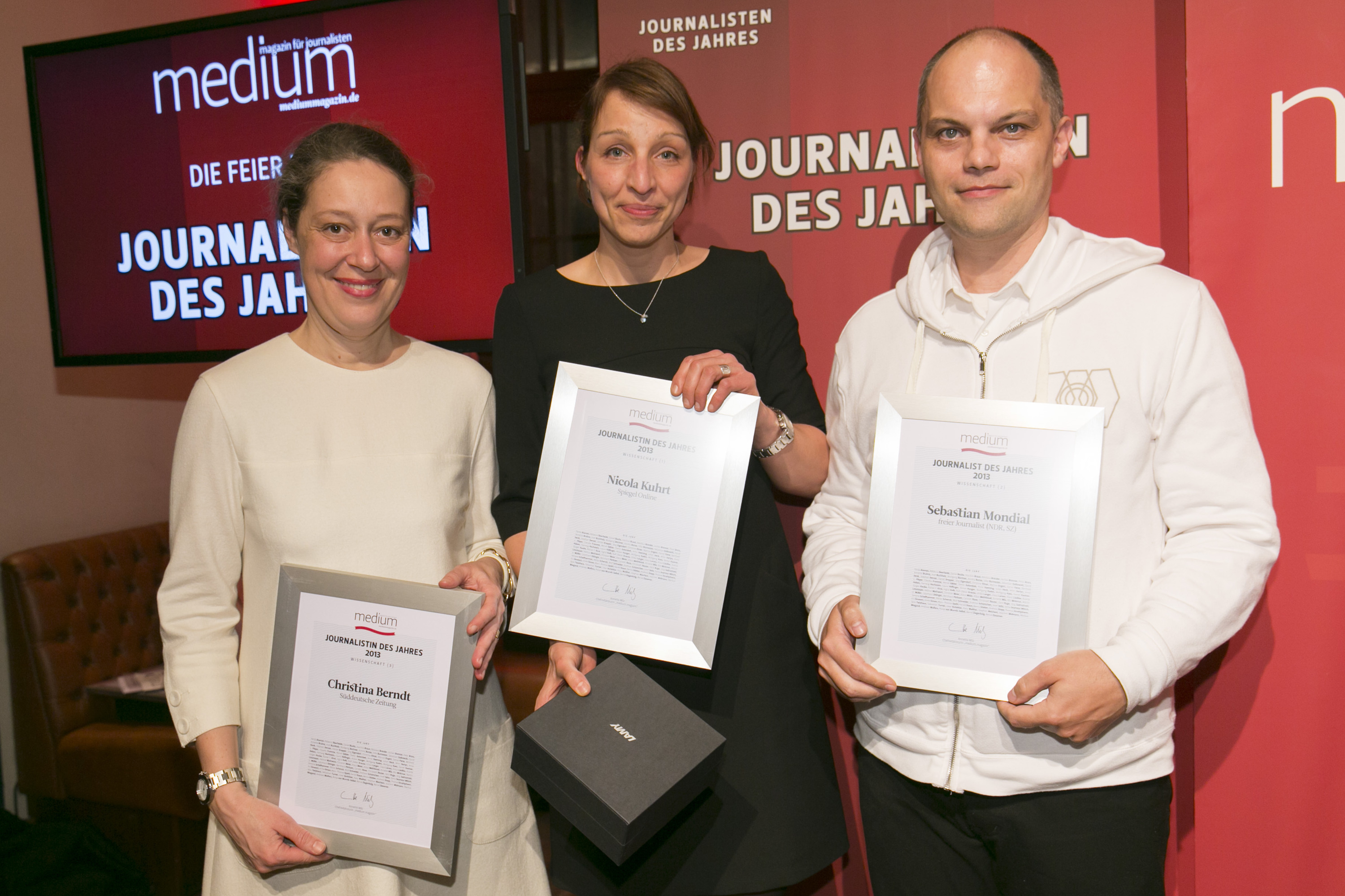 DEU, Berlin, 03.02.2014, medium magazin, Feier und Preisverleihung an die "Journalisten des Jahres 2013", Cafe im Zeughaus im Deutschen Historischen Museum, v.l.: Christina Berndt (Sueddeutsche Zeitung, Wissenschaft 3.), Nicola Kuhrt (Spiegel Online, Wissenschaft 1.), Sebastian Mondial (frei, Wissenschaft 2.), 

[ (c) Wolfgang Borrs, Wiener Str. 11, D-10999 B e r l i n, Mobile +49.171.5332491, www.borrs.de, mail@borrs.de; ]