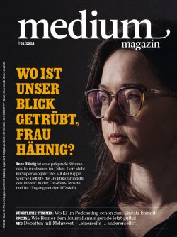 Cover des "medium magazins" 01 / 2024 mit Anne Hähnig auf dem Titel und der Frage: "Wo ist unser Blick getrübt, Frau Hähnig?". Anne Hähnig ist eine prägende Stimme des Journalismus im Osten. Dort steht im Superwahljahr viel auf der Kippe. Welche Defizite die „Politikjournalistin des Jahres“ in der Ost-West-Debatte und im Umgang mit der AfD sieht. Außerdem: KÜNSTLICHE STIMMEN: Wo KI im Podcasting schon zum Einsatz kommt. SPEZIAL: Wie Humor dem Journalismus gerade jetzt guttut. NEU: Debatten mit Mehrwert – „einerseits ... andererseits“.