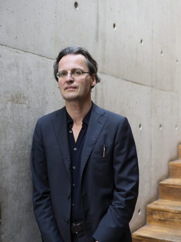 Bernhard Pörksen, Jahrgang 1969, ist Professor für Medienwissenschaft an der Universität Tübingen. Für seine Lehr- und Forschungstätigkeit erhielt er mehrere Auszeichnungen, darunter „Professor des Jahres“ 2008 (Unicum Stiftung) und 2024 den Erich-Fromm-­Preis. Seine Essays und Kommentare erscheinen regelmäßig in deutschsprachigen Medien; seit August 2024 ­verantwortet er vierteljährlich eine öffentliche Blattkritik für den ­„Spiegel“. Sein aktuelles Buch: „Zuhören. Die Kunst, sich der Welt zu öffnen“ ­(Hanser). Foto: Albrecht Fuchs