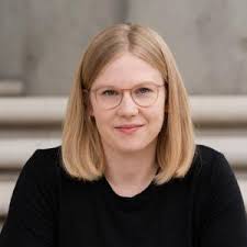 Veronika Völlinger ist freie Journalistin sowie Faktencheck-Redakteurin für die dpa. Sie beschäftigt sich mit Desinformation, Digital-Recherche, Kriminalität, Justiz und Missständen. Seit mehreren Jahren gibt sie Workshops über Recherche auf Telegram und war zum Thema u. a. Speakerin bei der Jahreskonferenz von Netzwerk Recherche. Foto: Hannah Quentin