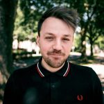 Gavin Karlmeier erklärt im Podcast „Haken dran“ mit Gästen, was sich bei sozialen Netzwerken tut. gavinkarlmeier.de/ Foto: Timo Reinders Catoir