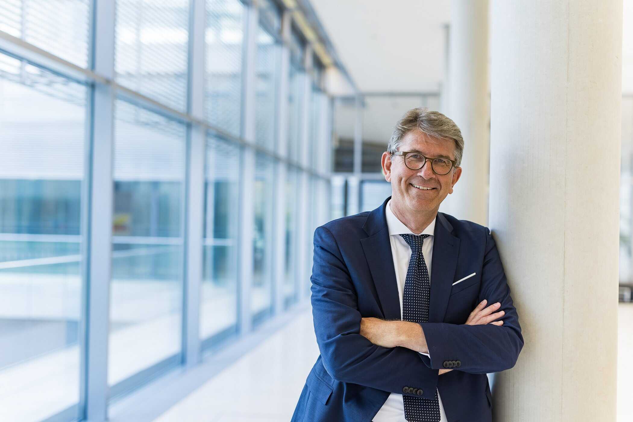 Staatsminister Wolfram Reimer; Der frühere Chefredakteur von „Welt“, „Berliner Morgenpost“, „Focus“ und des von ihm 2004 ins Leben gerufenen „Cicero“ ist seit Mai 2025 Staatsminister und Beauftragter der Bundesregierung für Kultur und Medien (BKM). 2012 gründeten seine Frau Christiane Goetz-Weimer und er die Weimer Media Group. Dazu gehören u.  a. „Wirtschaftskurier“, „Börse am Sonntag“ und „The European“. Seit Wolfram Weimers Ernennung zum Staatsminister und BKM wird der Verlag von Christiane Goetz- Weimer als alleiniger Geschäftsführerin geleitet Foto: Kai Herschelmann