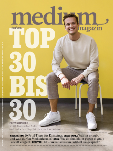 TOP 30 BIS 30: FRITZ SCHAEFER ist 28, Moderator, Autor und unter den Top-Talenten im Journalismus. Foto: WDR MODERATION: 10 Profi-Tipps für Einsteiger. FREIE UND KI: Was ist erlaubt – und was dürfen Medienhäuser? HASS: Wie Sophia Maier gegen digitale Gewalt vorgeht. DEBATTE: Hat Journalismus im Fußball ausgespielt?