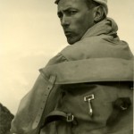 Der junge Wolf Schneider beim Bergsteigen, 1962